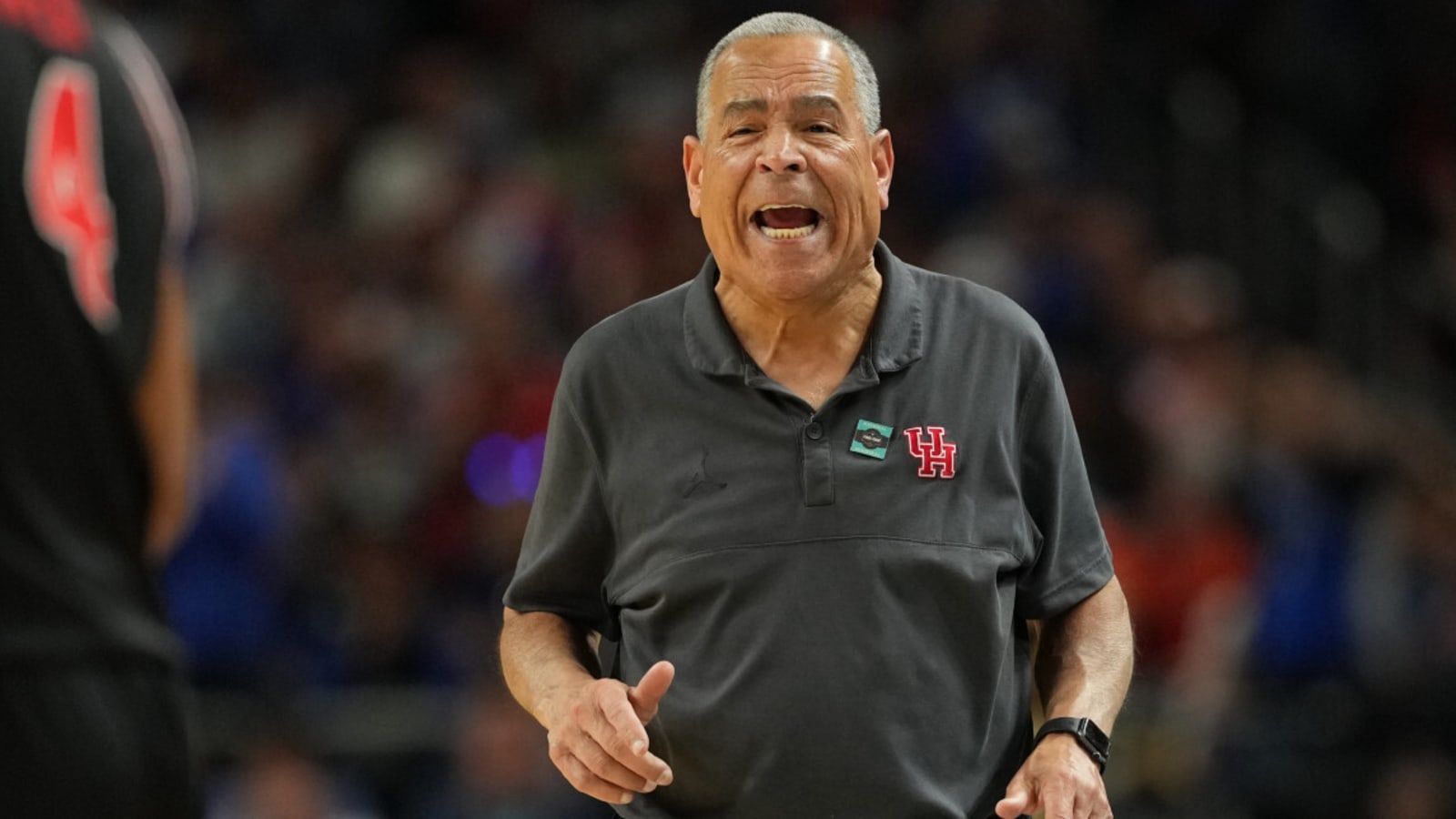 Houston’s Kelvin Sampson Sends Bizarre Message to His Team During National Championship Game