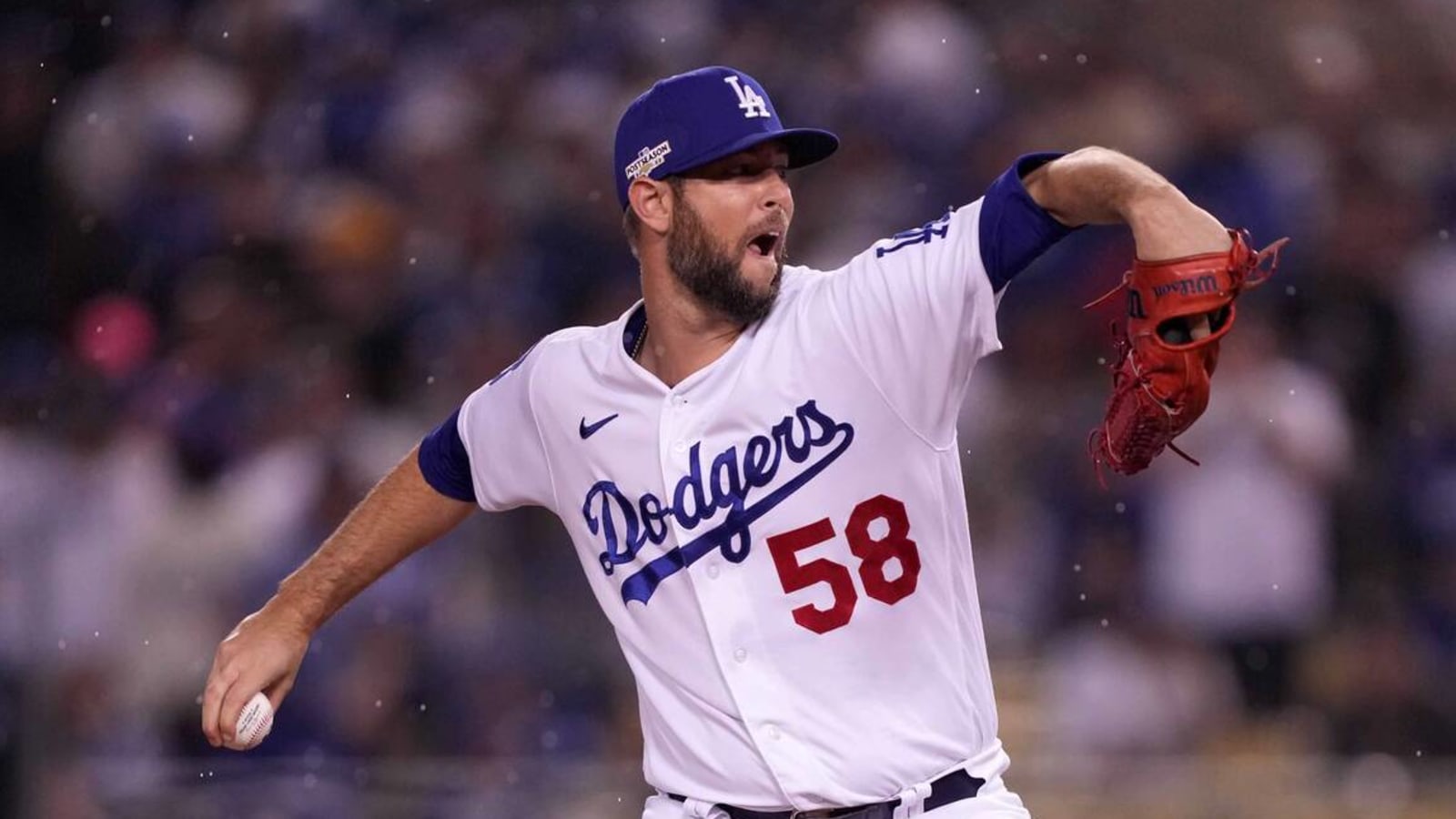 Dodgers lose key reliever to Red Sox