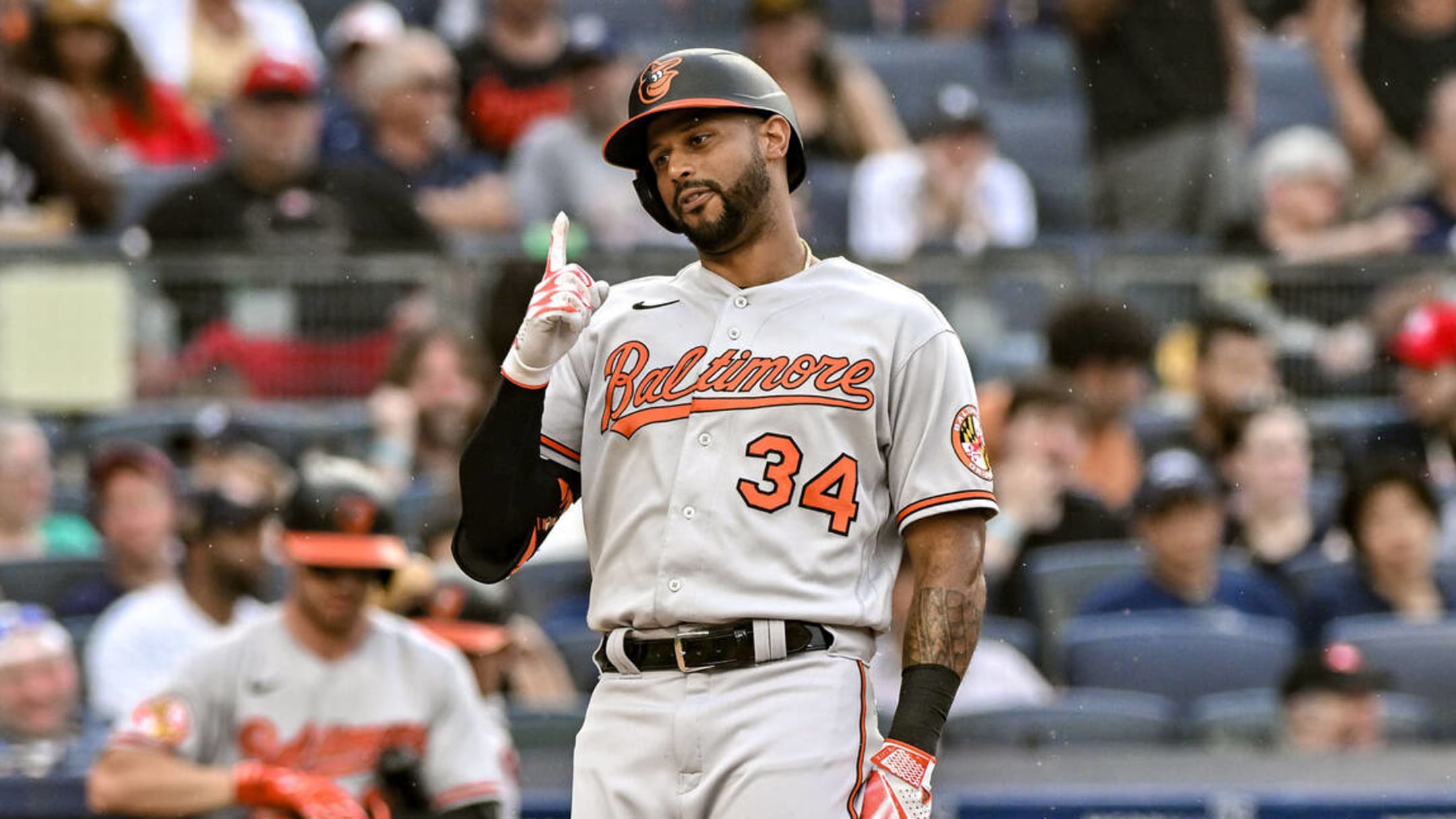 Blue Jays fan throws beverage at Orioles outfielder during AL wild