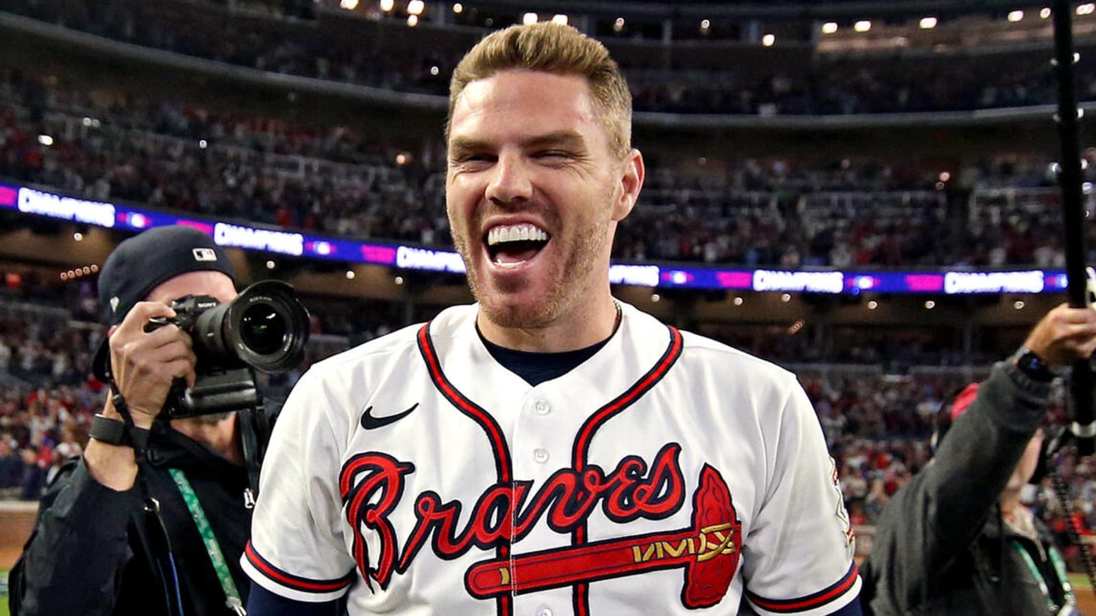 Dodgers sign Freddie Freeman to six-year, $162 million deal, per