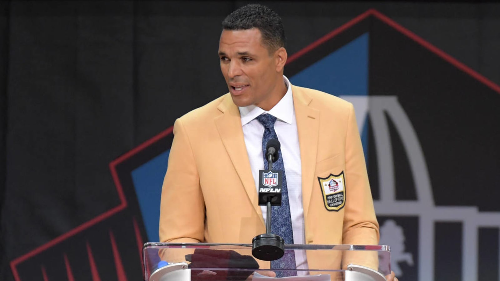 After Gronk news, Tony Gonzalez jokes he wants to play for Chiefs again