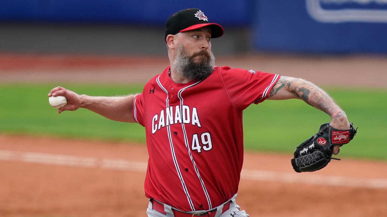 Brewers acquire veteran reliever John Axford