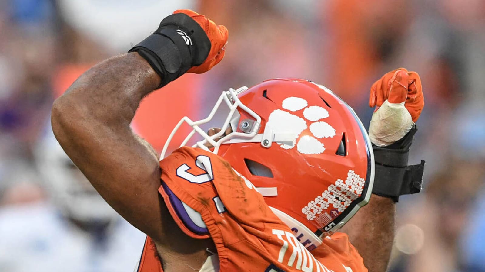 Star Clemson defender declares for draft