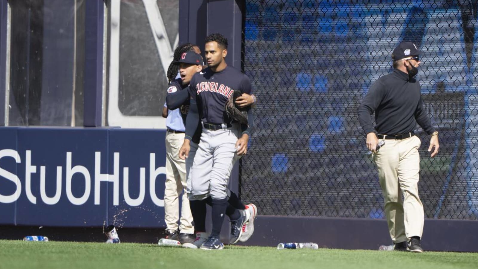 Guardians players confront trash-throwing Yankee fans