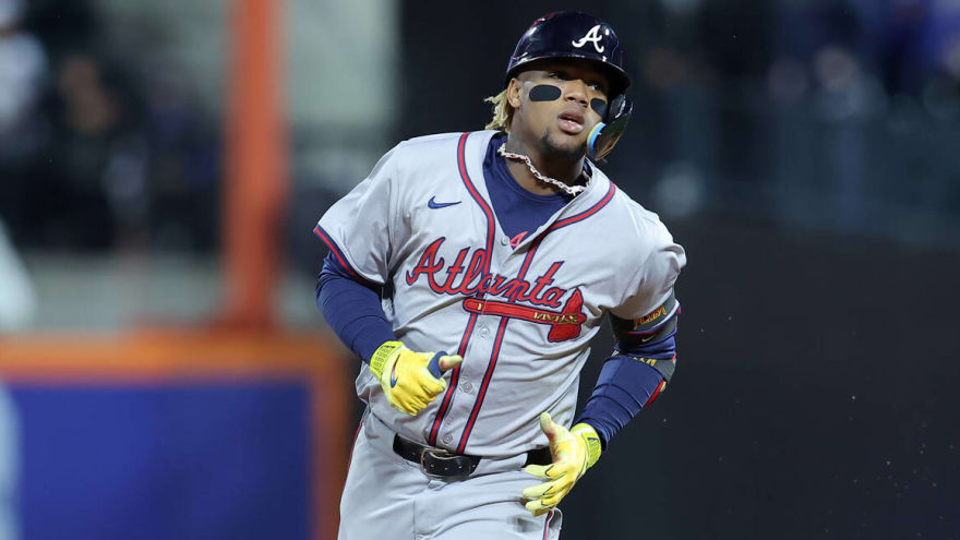 Braves star exits game with apparent knee injury