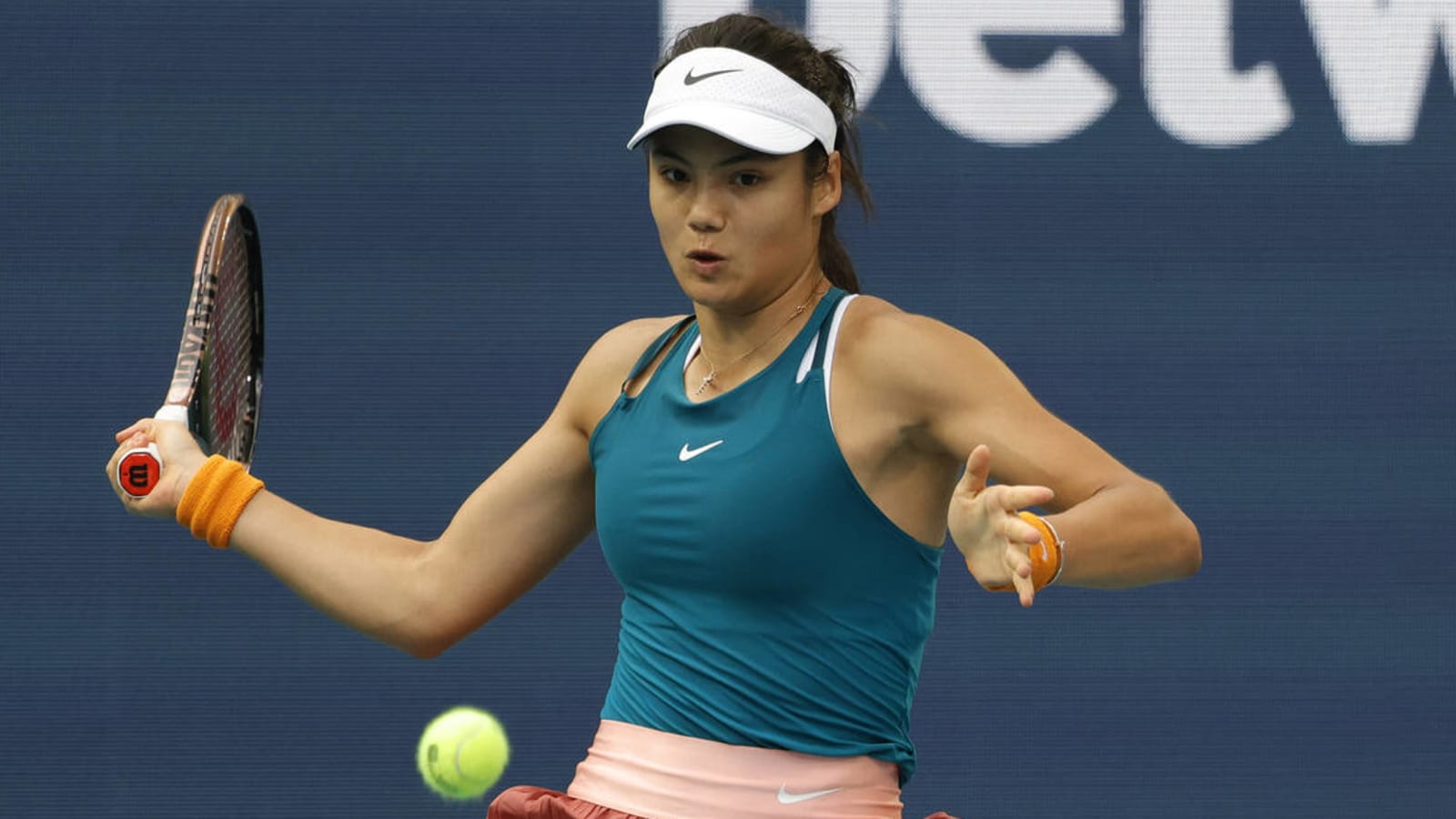 U.S. Open champ Emma Raducanu splits with coach
