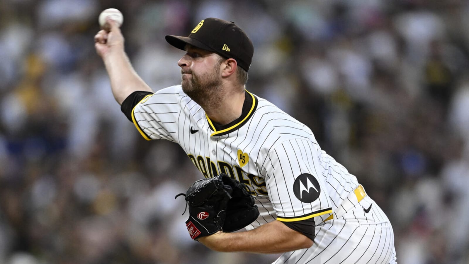 Padres avoid arbitration with right-hander