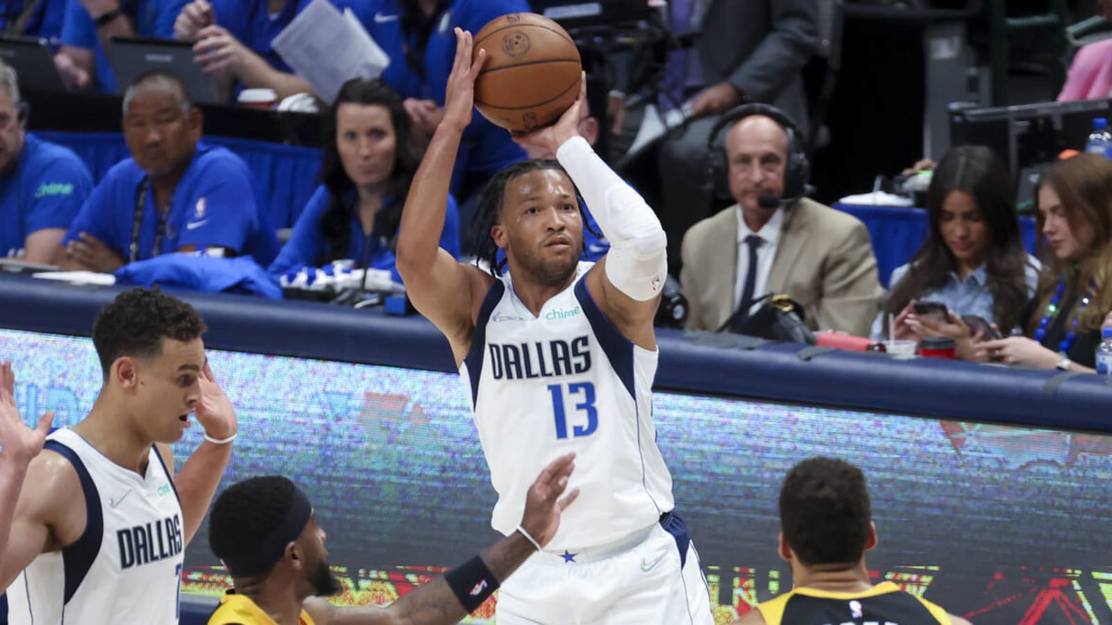 Mavericks hold off Jazz comeback bid to win Game 3