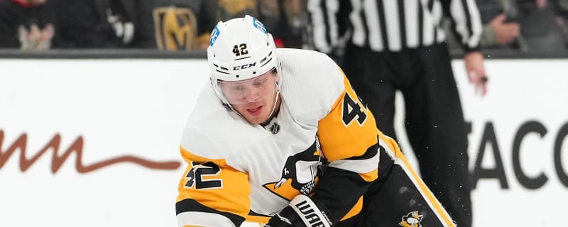 Pittsburgh Penguins right wing Kasperi Kapanen (42) warms up