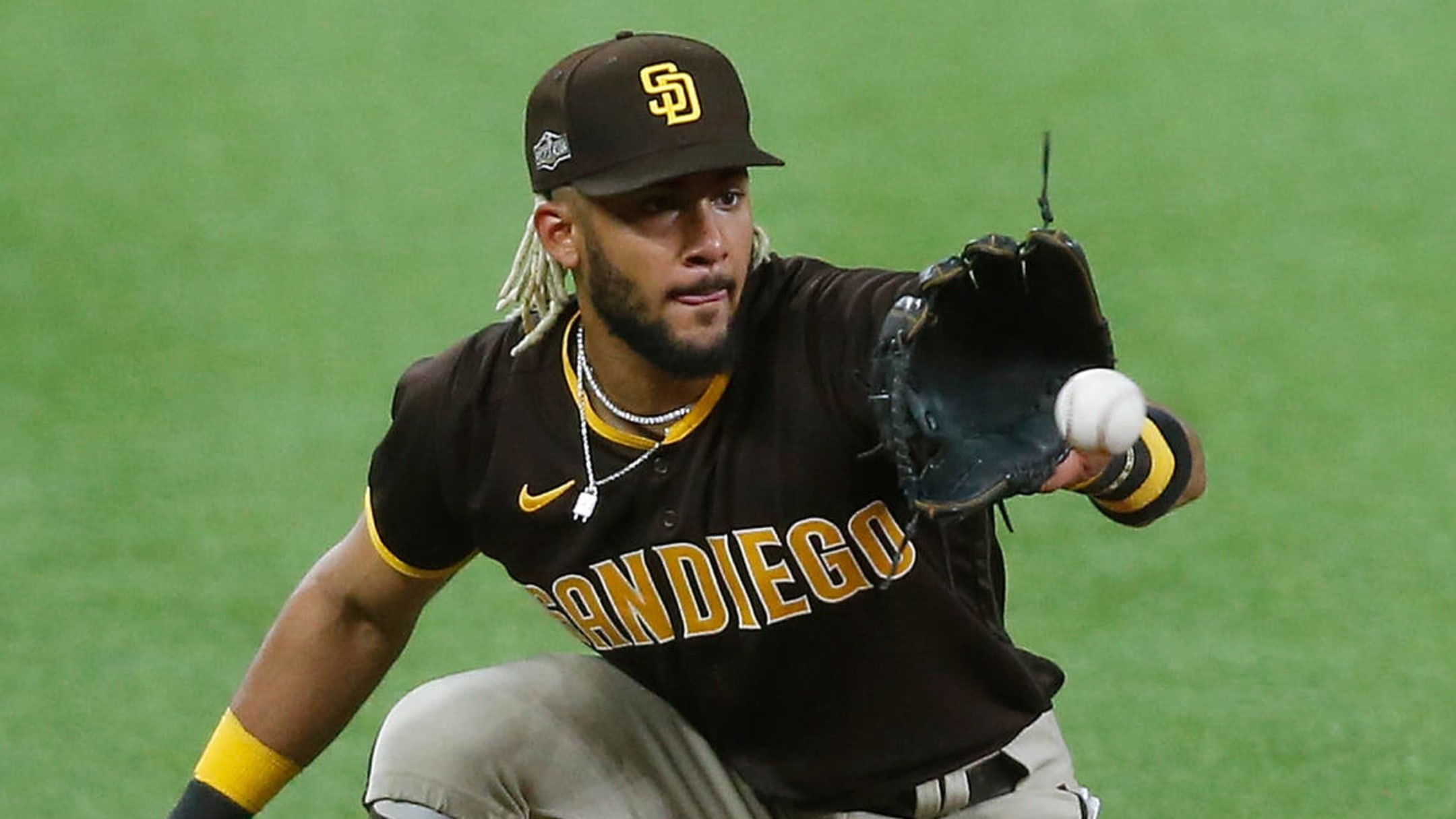 San Diego Padres' Fernando Tatis Jr makes daring play on infield