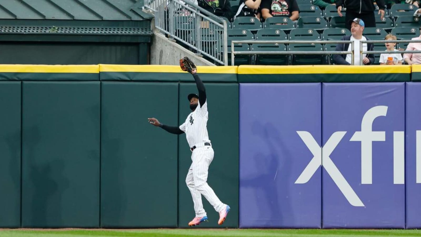 White Sox outfielder Luis Robert Jr. returns to starting lineup after  finger injury