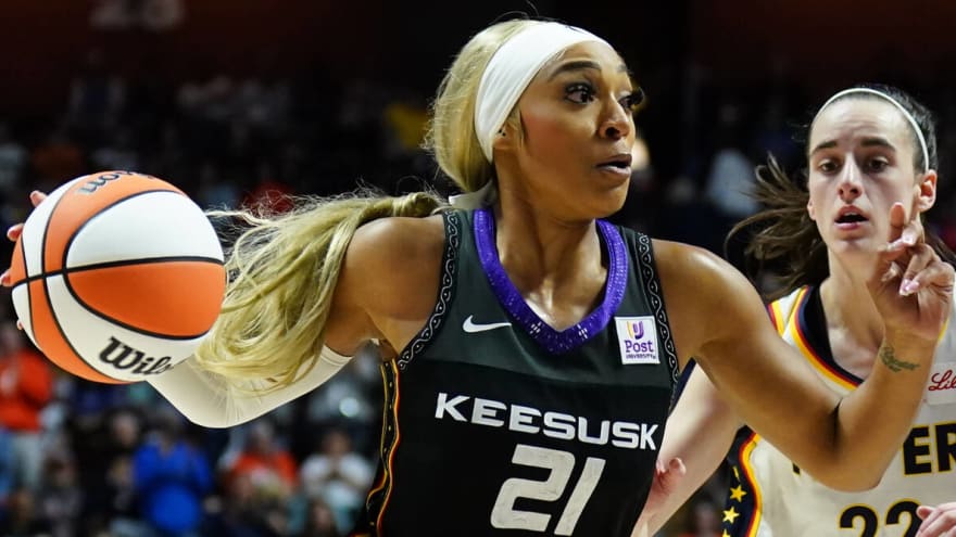 Three stars on WNBA opening night