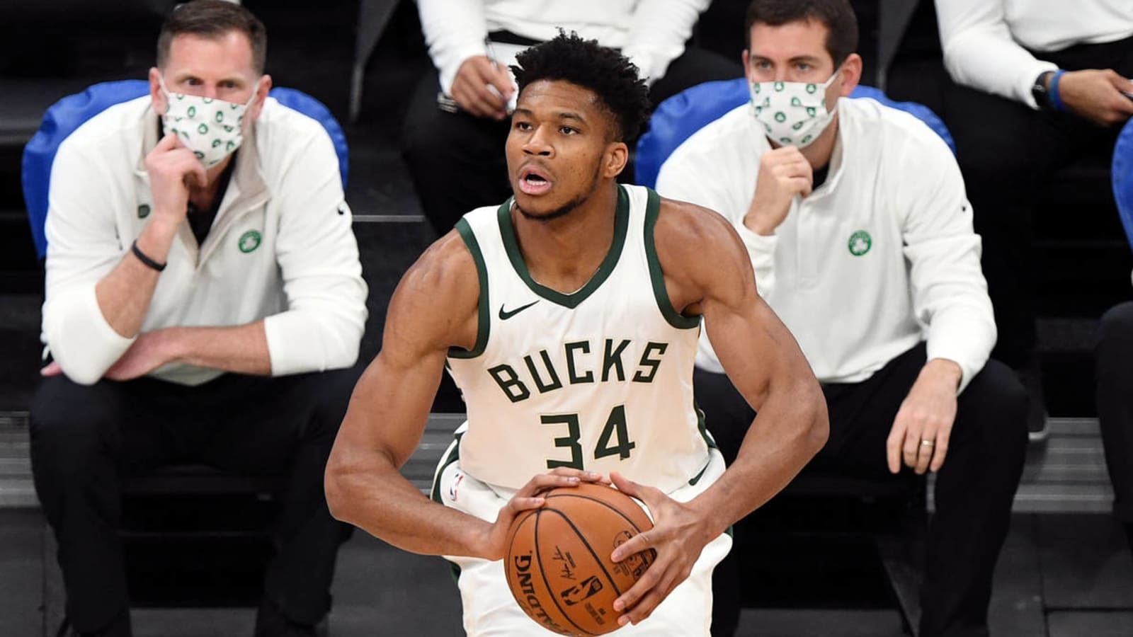 Giannis chokes at free-throw line in Bucks' opener