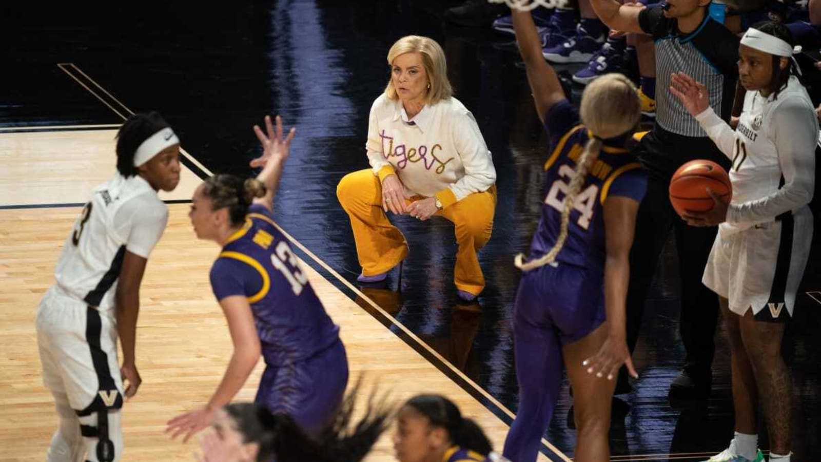 LSU&#39;s Kim Mulkey Defends Comments Following South Carolina Skirmish