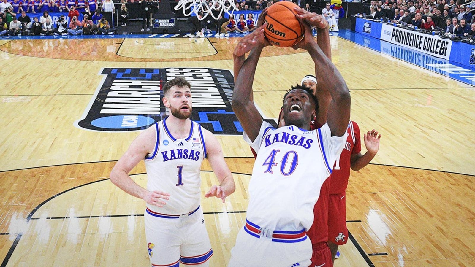 Kansas basketball’s freshman center enters transfer portal