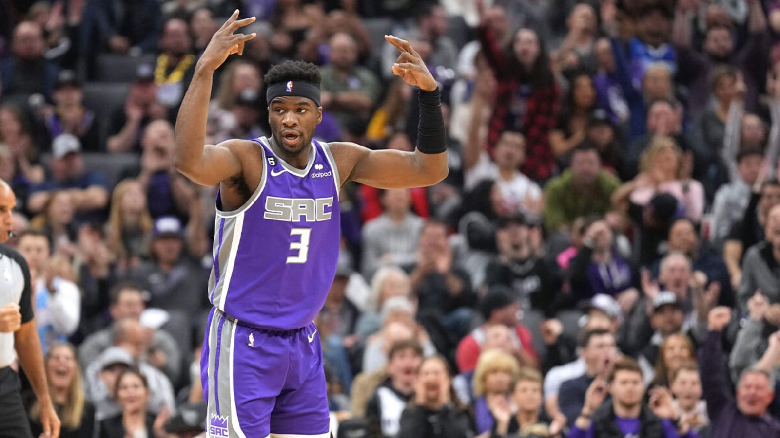 Kings agree to contract with guard amid play-in tournament race