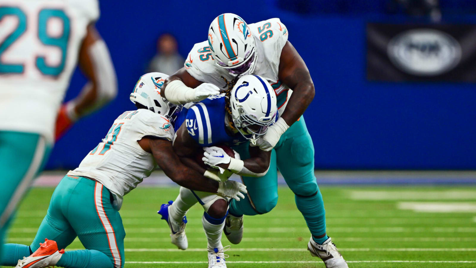 Dolphins Re-Sign Veteran Defensive Lineman