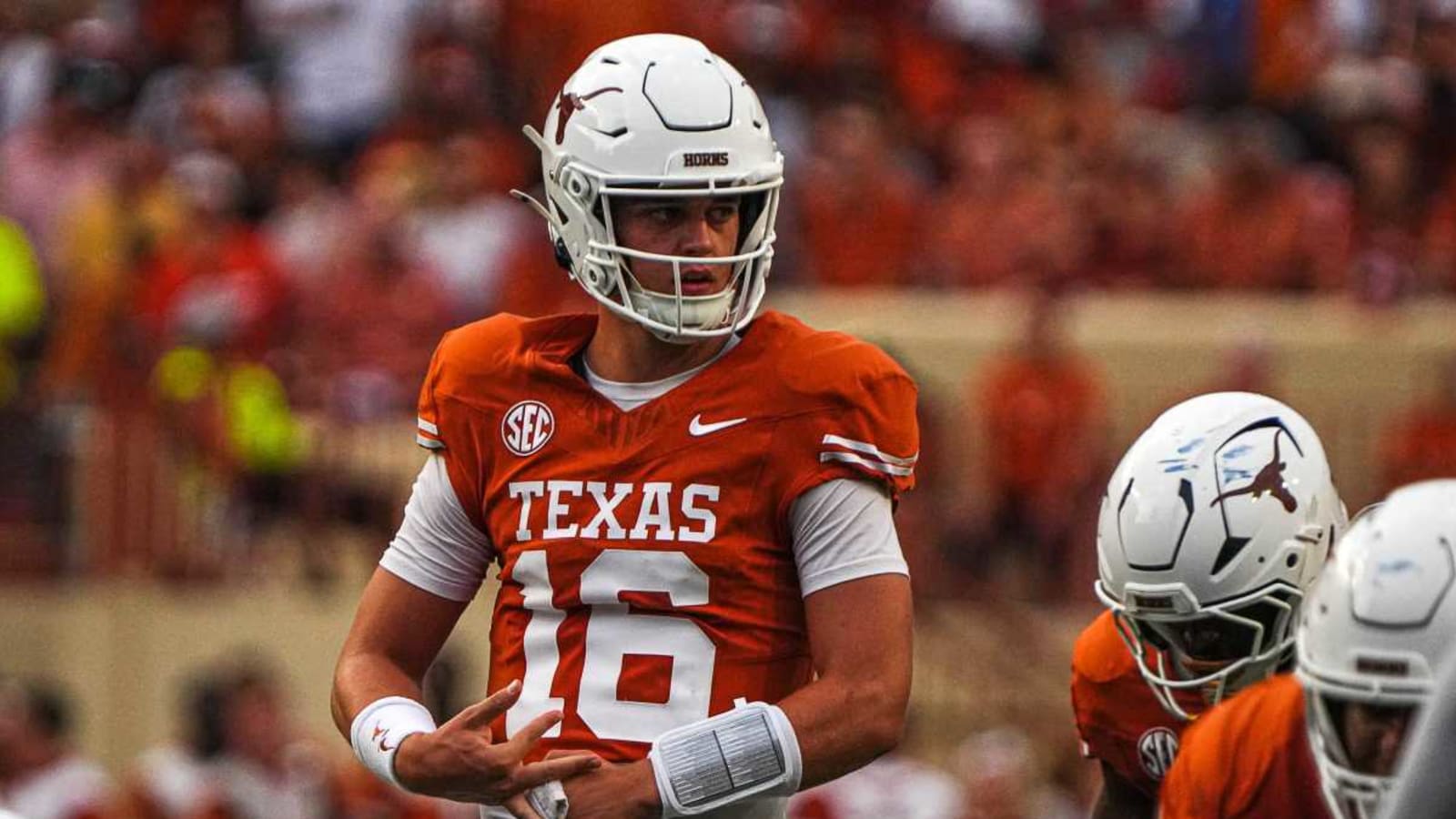 Texas QB Manning reacts to teammate's transfer portal decision