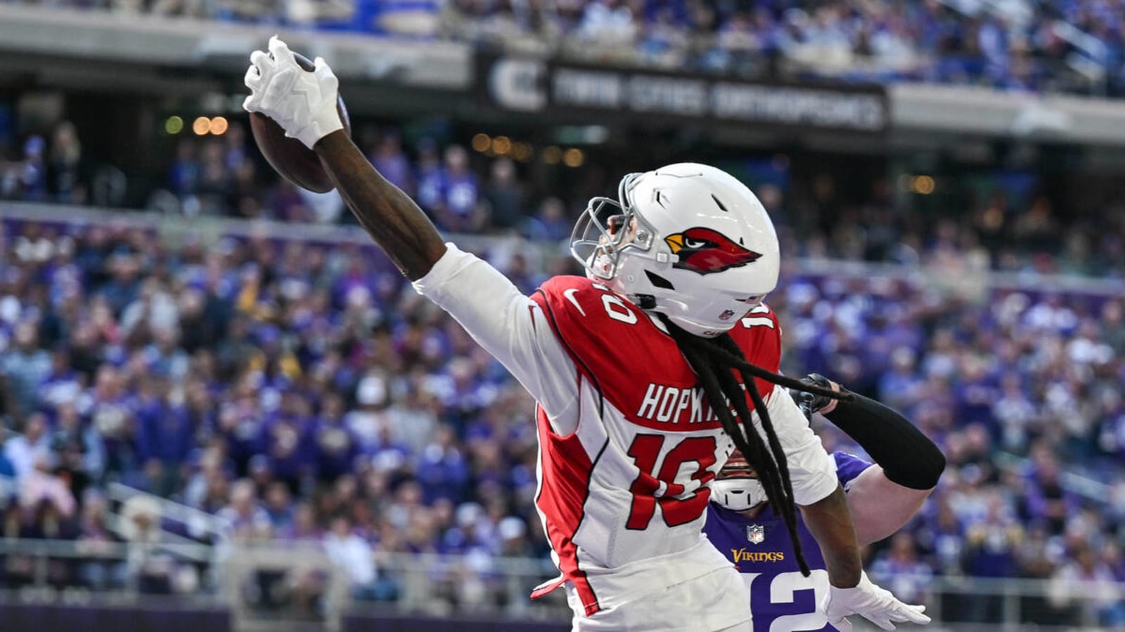 Cardinals' Hopkins makes ridiculous one-handed touchdown grab vs. Vikings