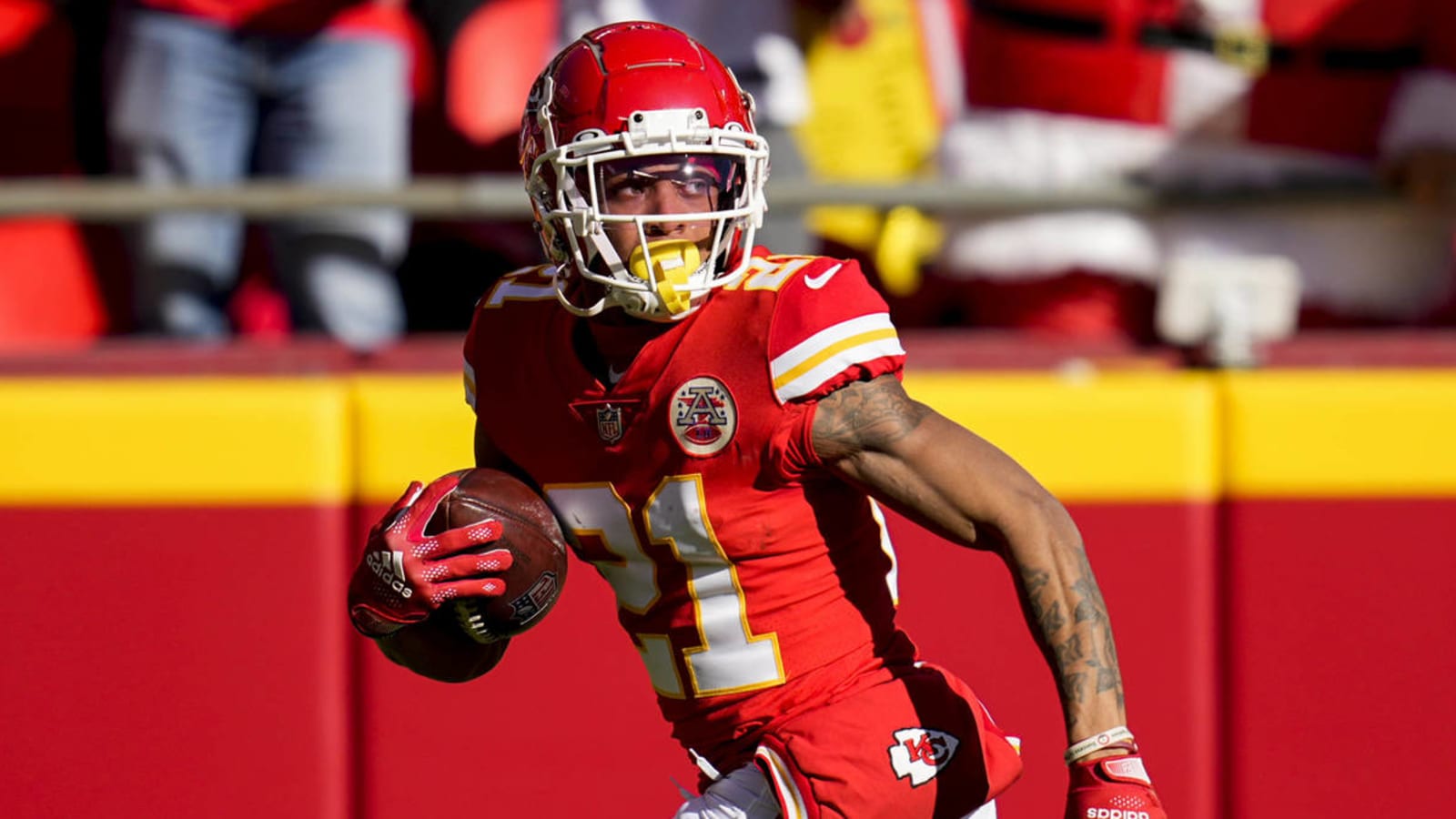 Chiefs score defensive TD on first play of game vs. Raiders