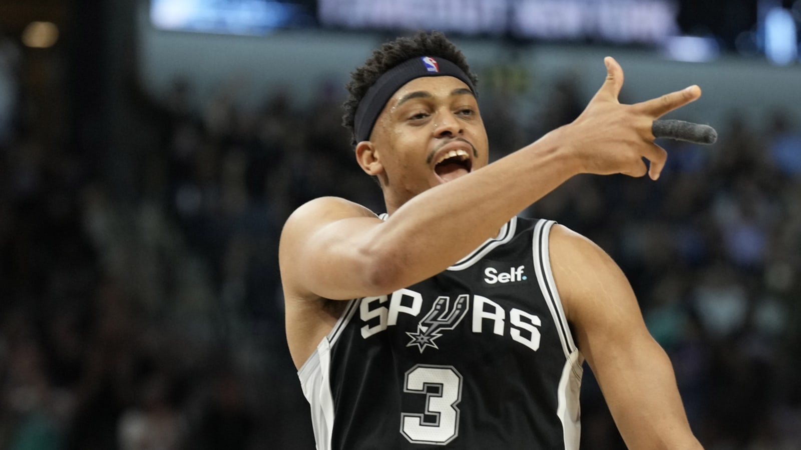 Spurs veteran giving up his jersey number to Chris Paul