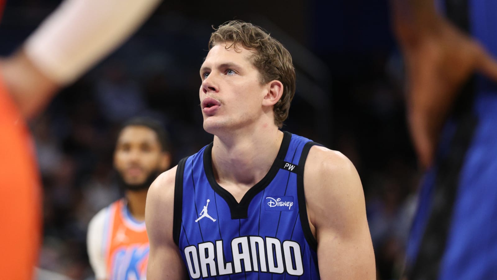 Magic big man leaves game vs. Heat with injury