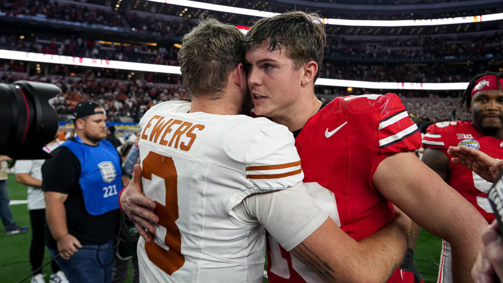 Will Howard’s heartwarming Quinn Ewers interaction after Ohio State football bowl win