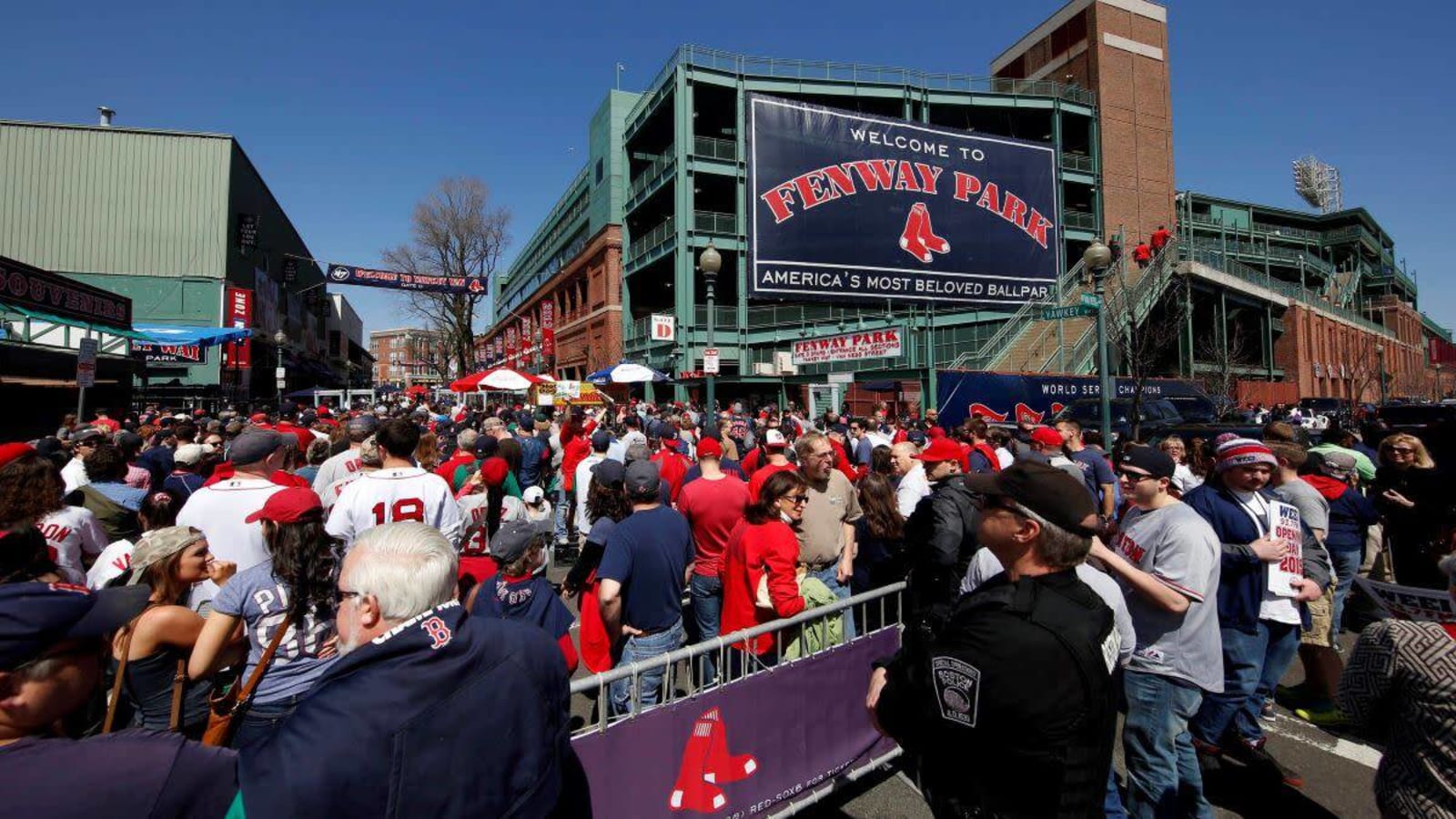 Red Sox Reportedly Land Two-Time Gold Glove Award Winner After Injury-Riddled Season