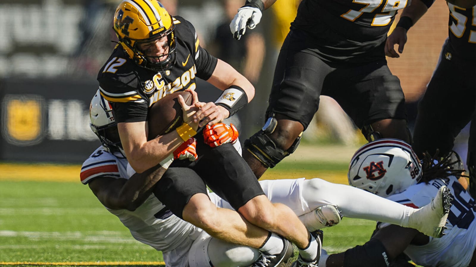 Missouri’s Brady Cook, Nate Noel suffer injury scares during Auburn clash