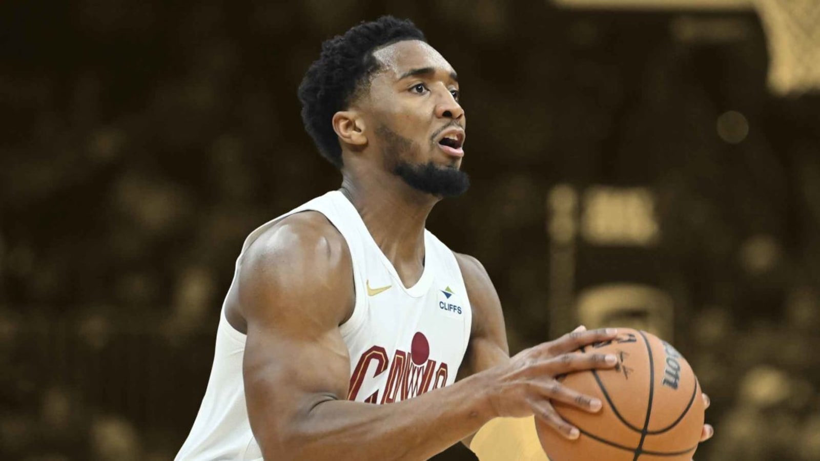 Donovan Mitchell explains why he refused to play with contact lenses: 'I&#39;m just shooting at three rims and trying to figure it out'