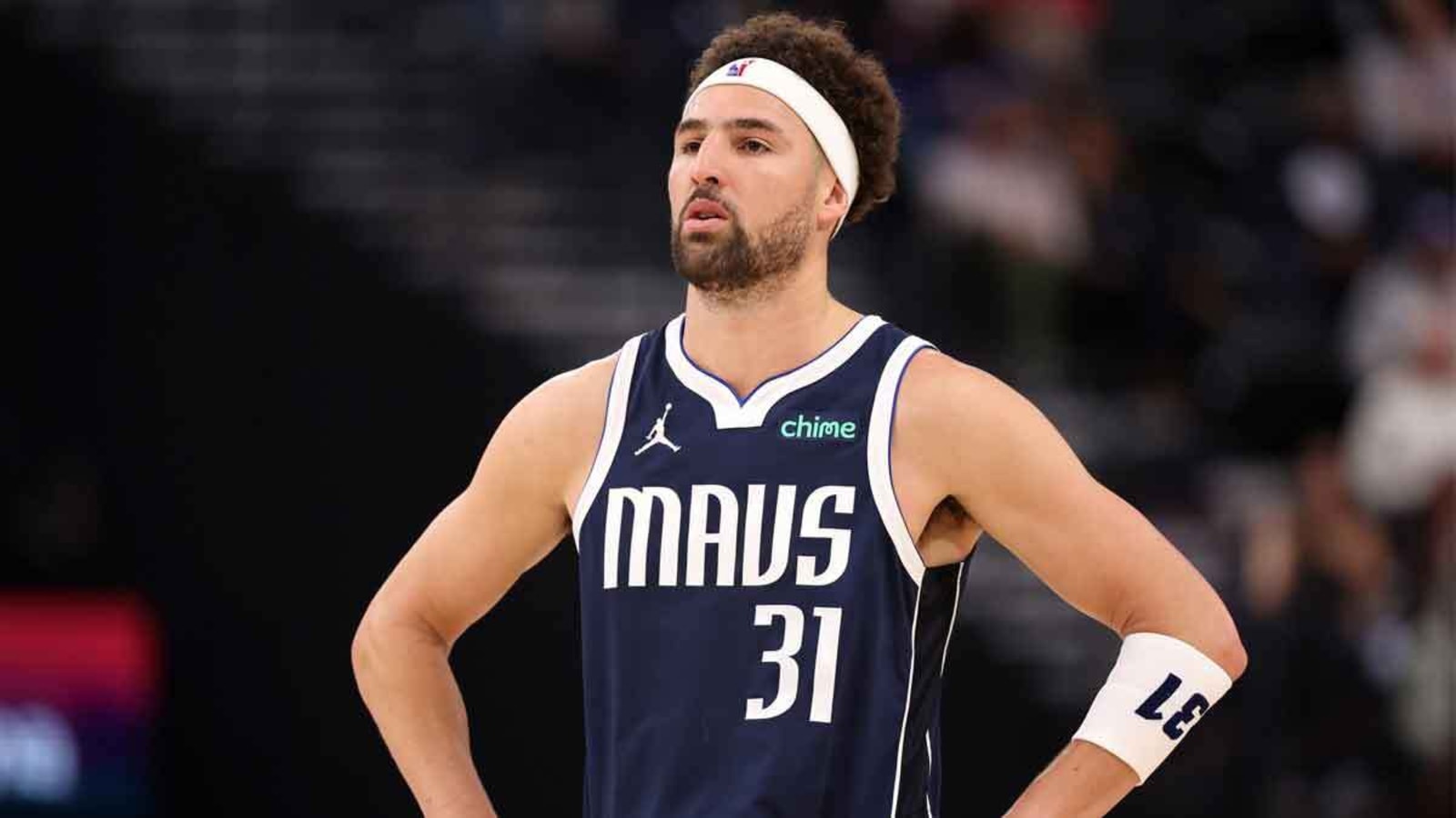 Watch Mavericks’ Klay Thompson’s priceless reaction to huffing smelling salts