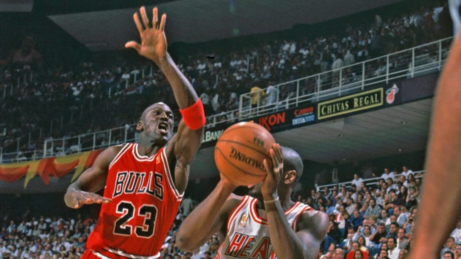 "You can&#39;t guard me, not tonight!" - how MJ backed up his trash talk to Voshon Lenard