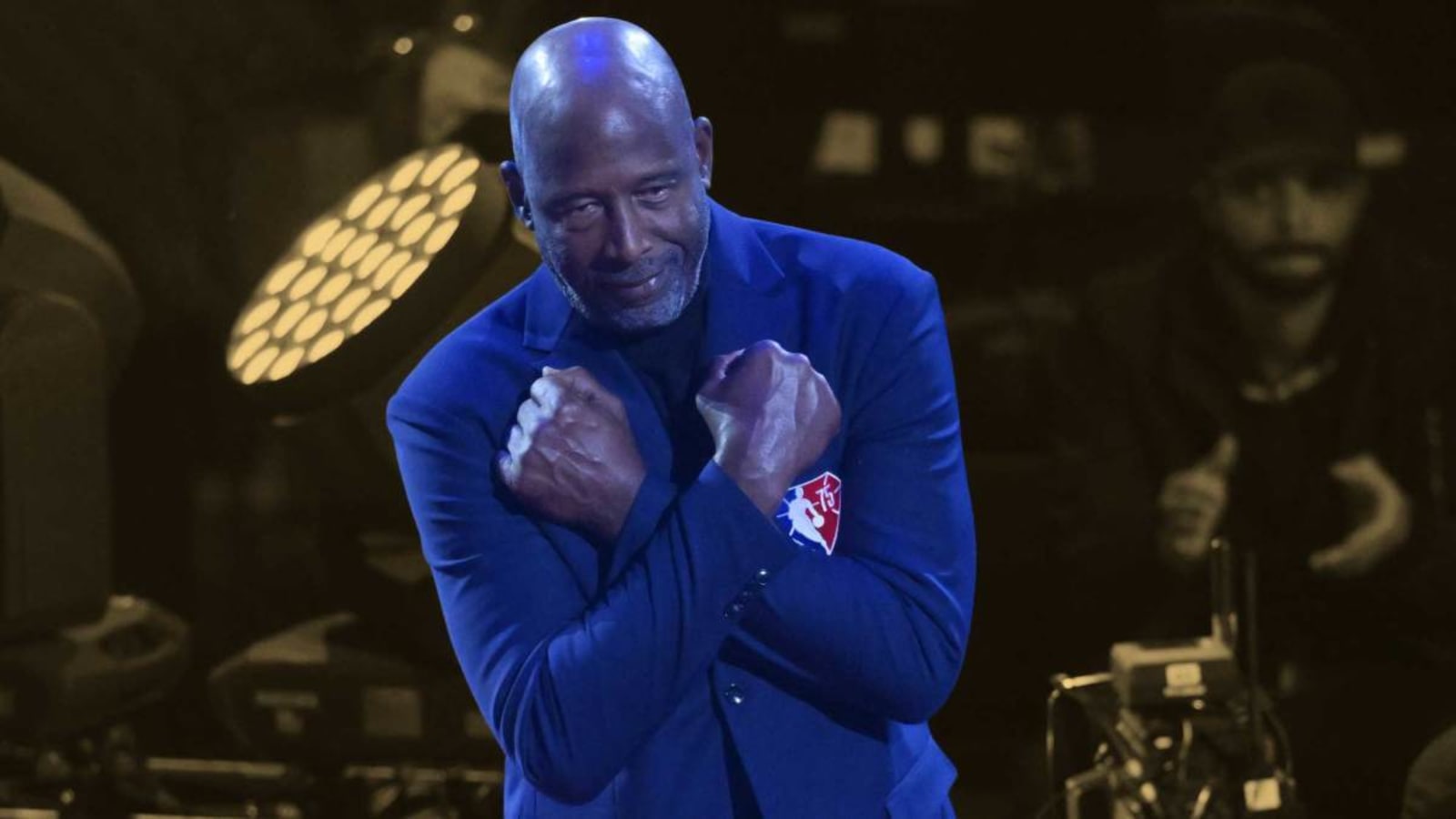 James Worthy breaks down why the 1987 Lakers are better than the 2001 Lakers