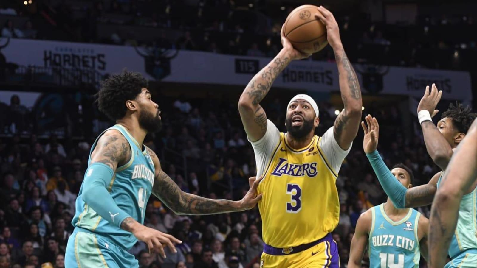 Lakers Hold Off Hornets, 124-118