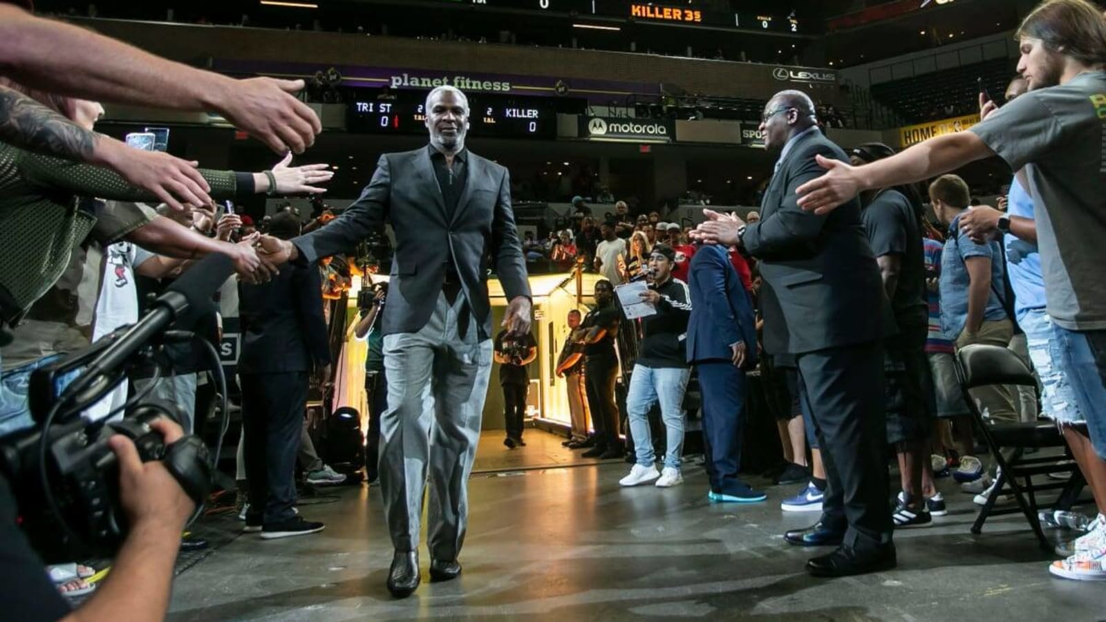 Charles Oakley would rather play with LeBron James than Michael Jordan - "Mike ain&#39;t passing me the ball"