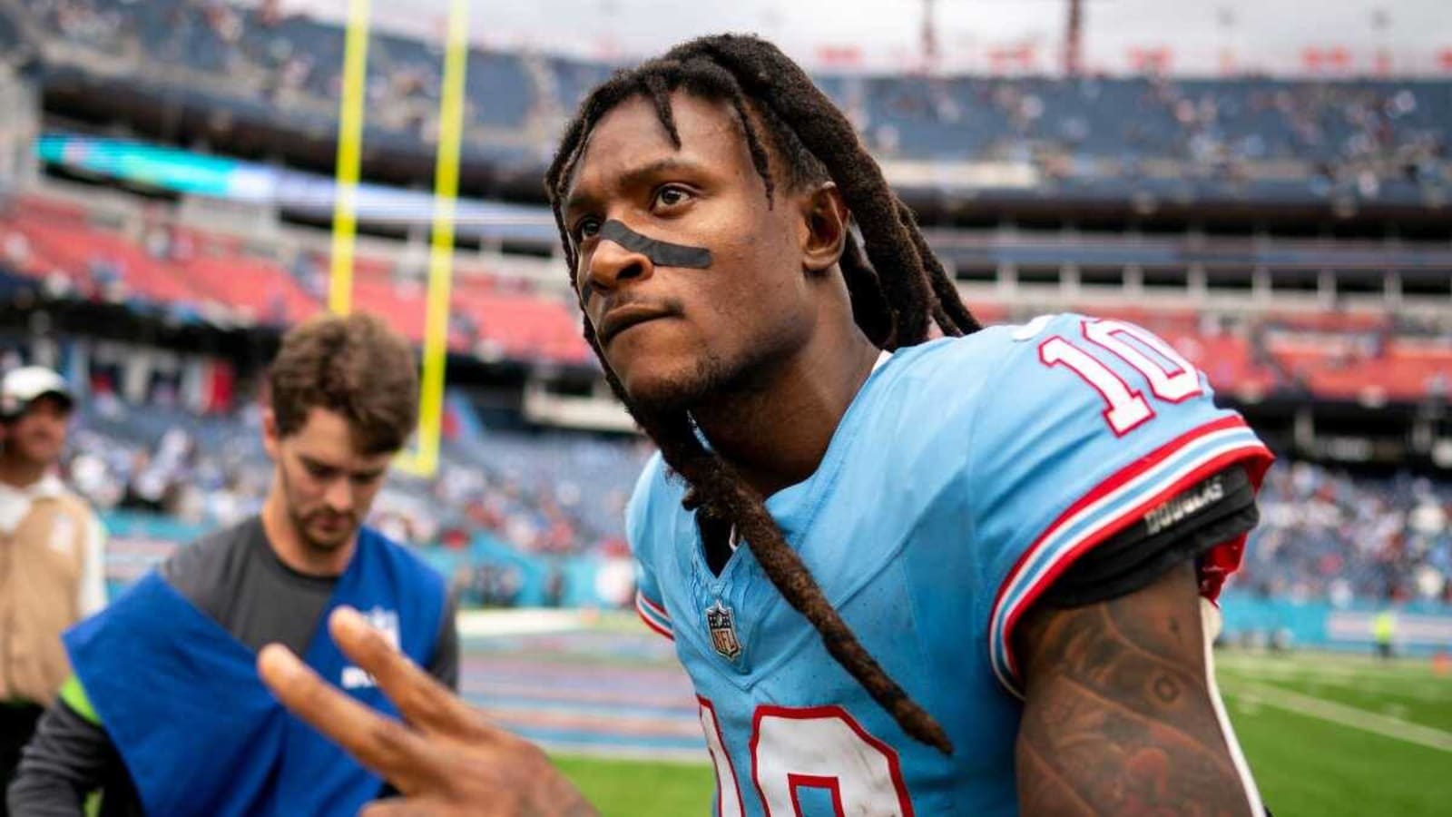 Titans WR DeAndre Hopkins might be helping recruit Tee Higgins to Tennessee