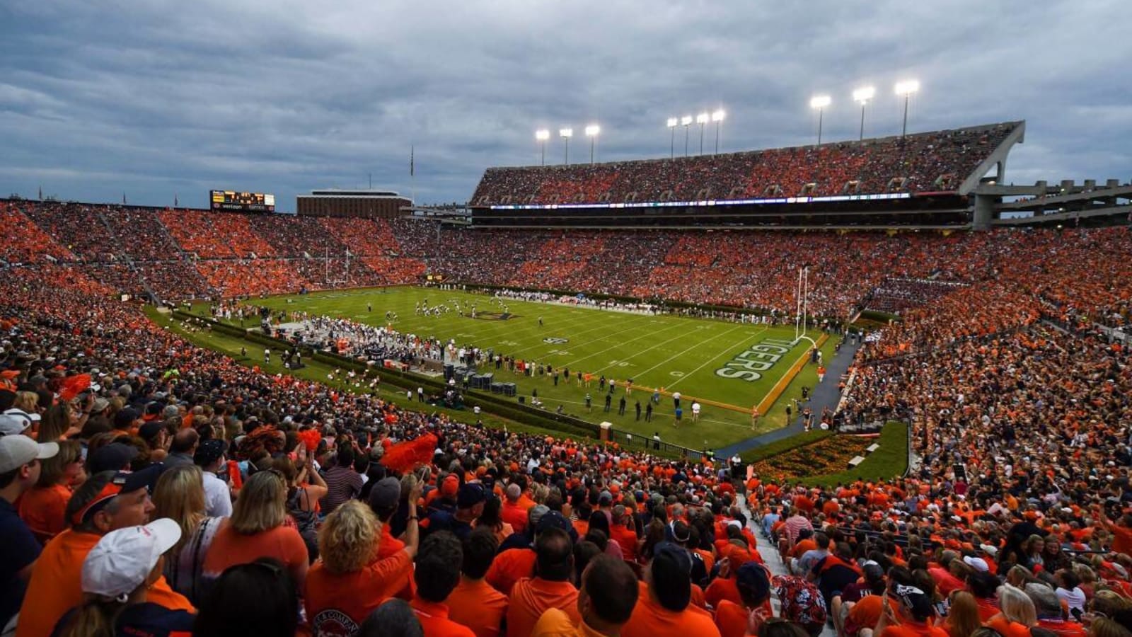 Auburn transfer tackle target has arrived on campus