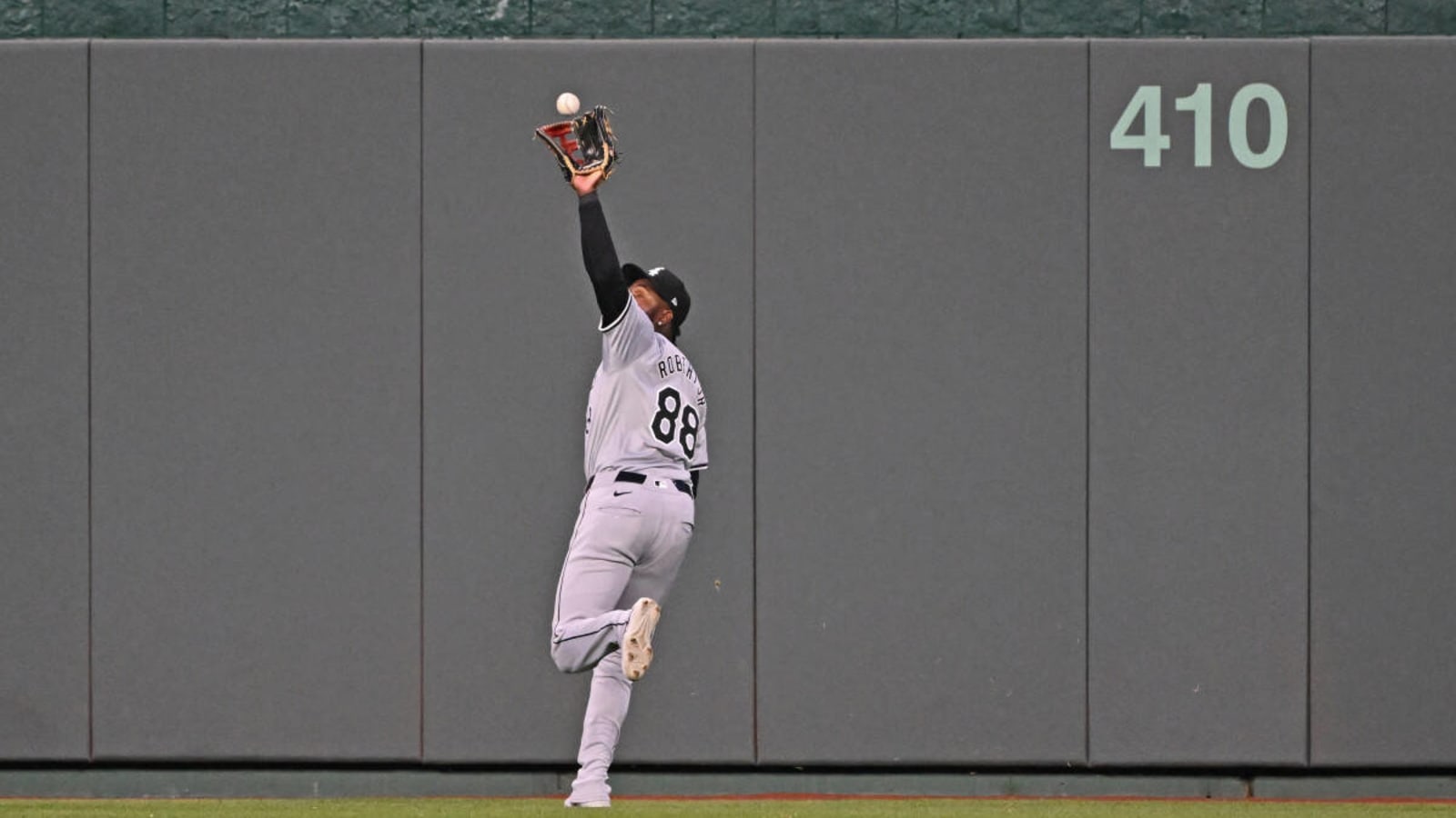 Luis Robert Jr., John Brebbia Injured in White Sox Loss to Royals