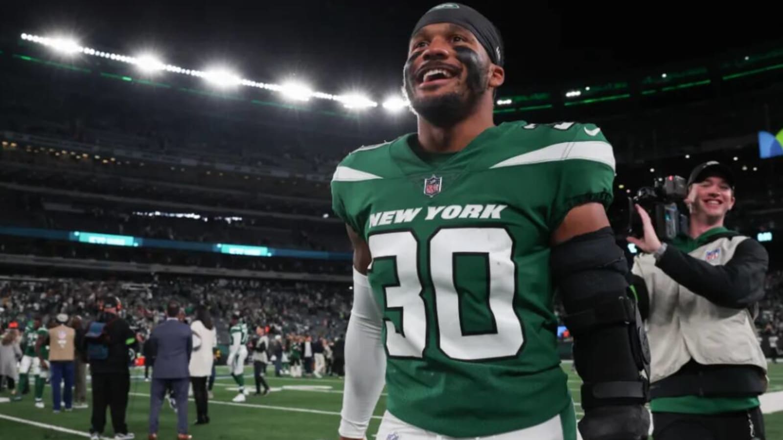 Turf Monster: Jets’ Michael Carter II Rips MetLife Stadium