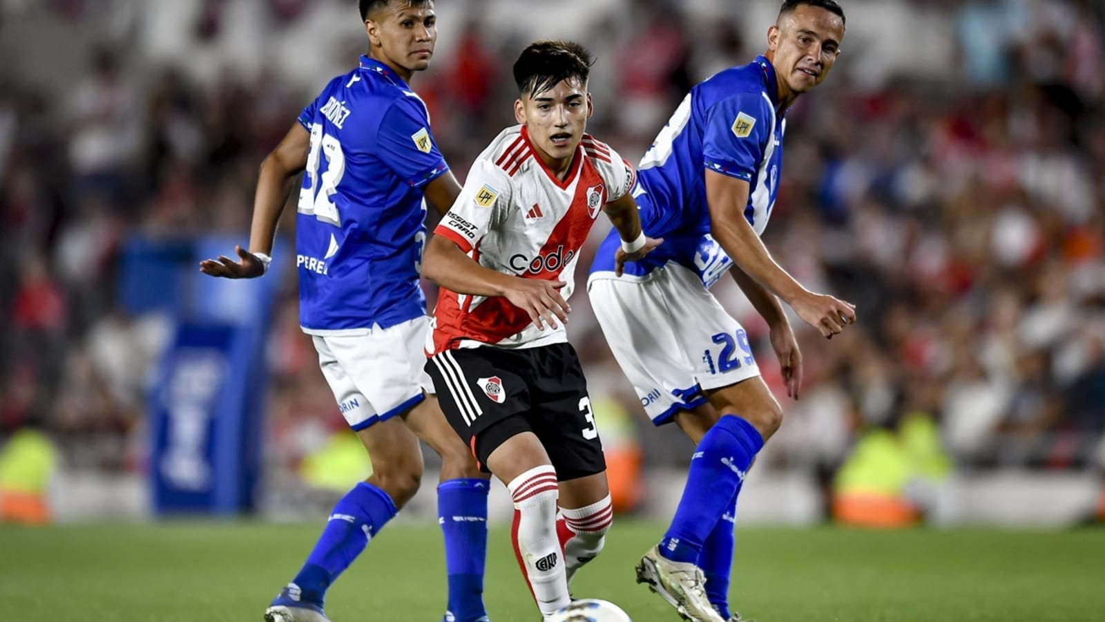 Arsenal and Manchester United competing for Argentinian winger