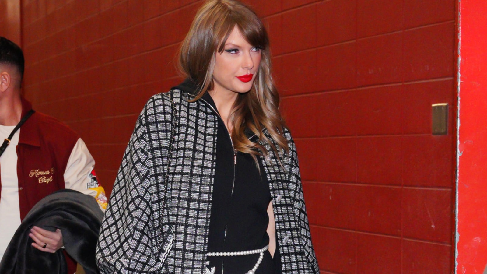 Chiefs Travis Kelce Issues Stern Taylor Swift Warning To Friends