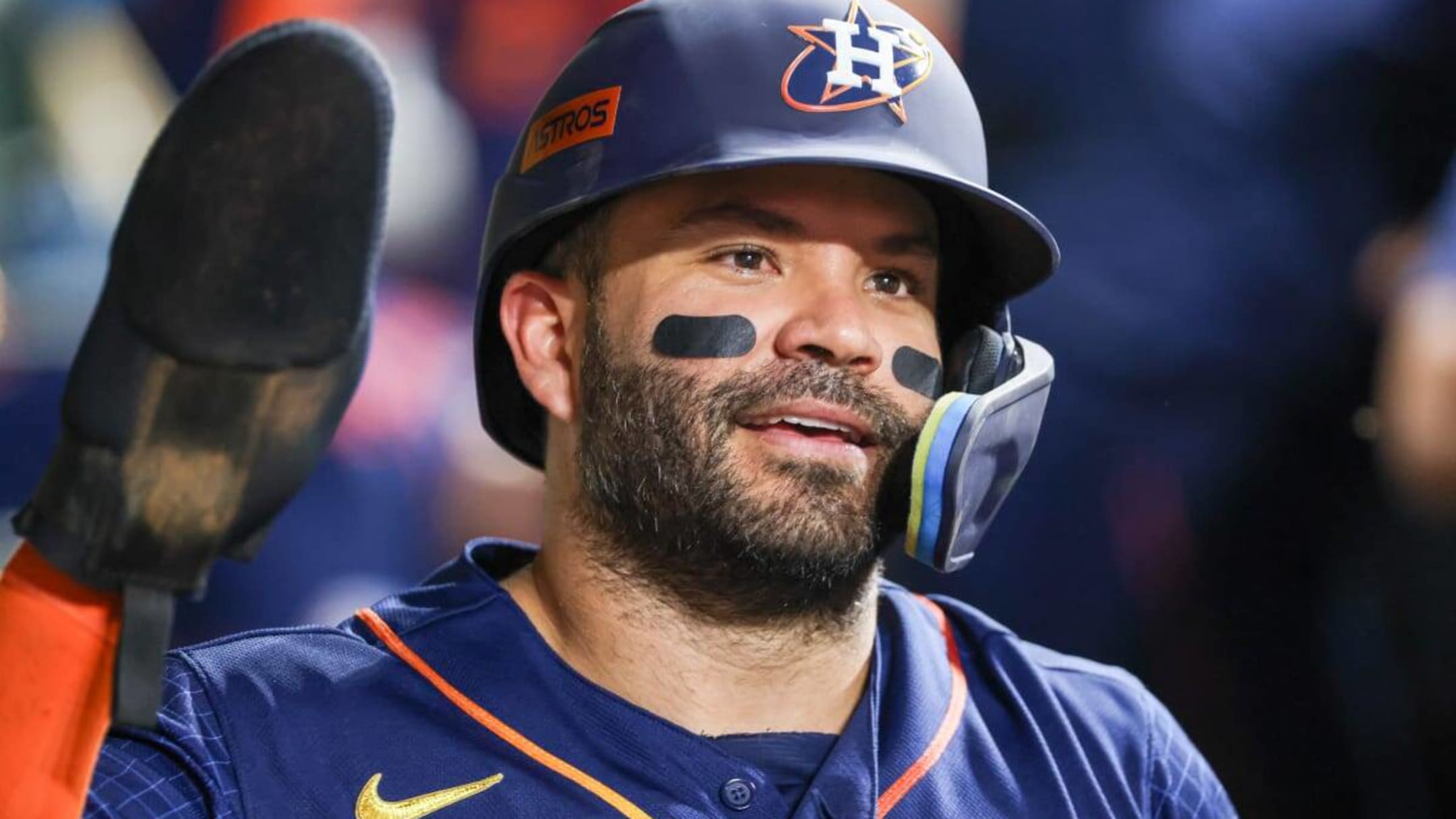 Astros' Altuve tips his helmet to crowd after joining the 2000-hit club