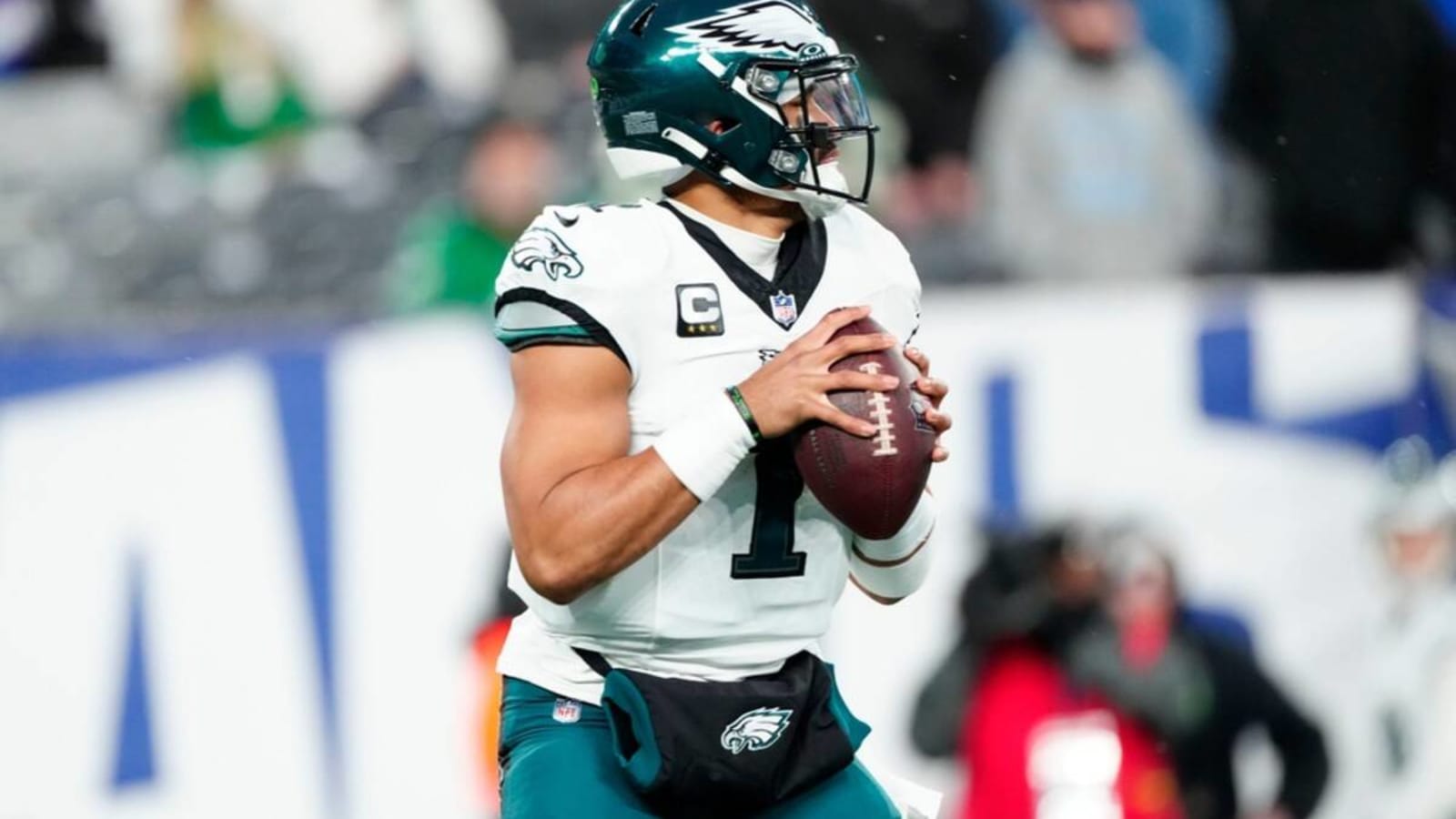 Eagles' Marcus Mariota replaces injured Jalen Hurts vs. Giants