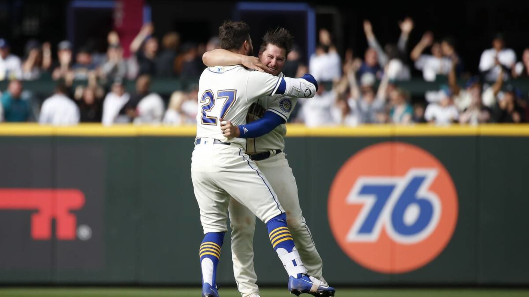 Winker's single wins it in 12th, Mariners beat Royals 5-4