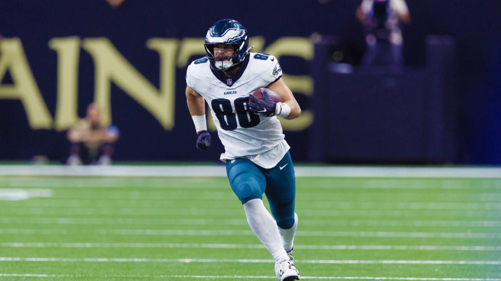 Eagles Tight End Explains Reason For Pay Cut