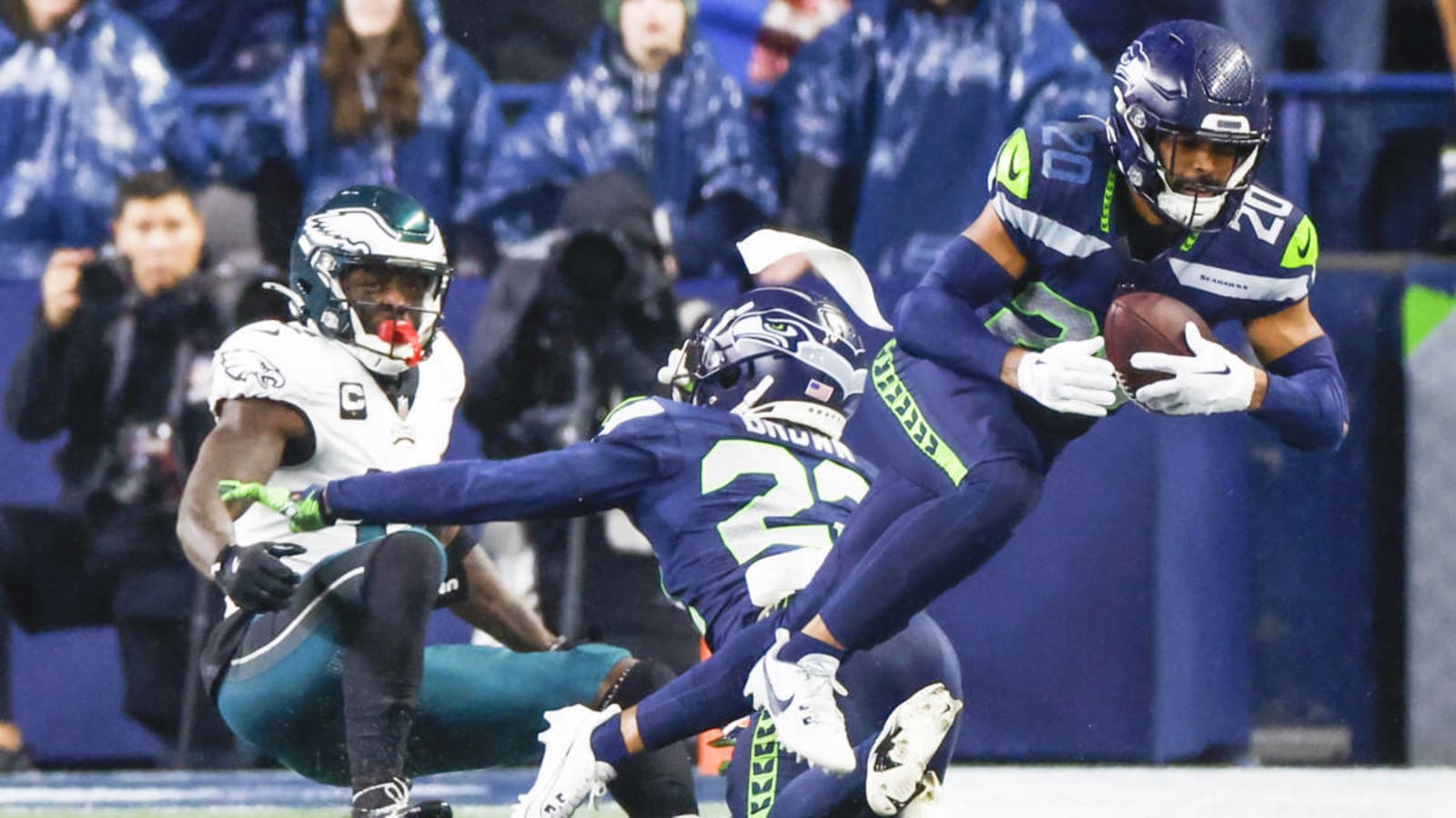 Seahawks safety takes matters into own hands to secure victory vs. Eagles