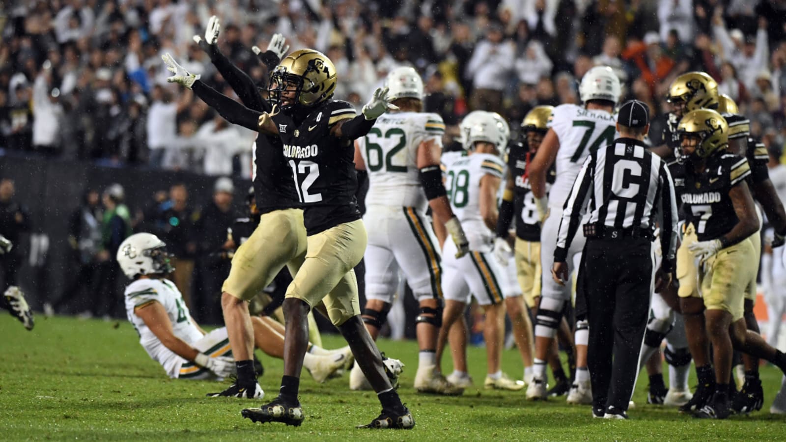 College Football Star Travis Hunter Wins Bednarik Award