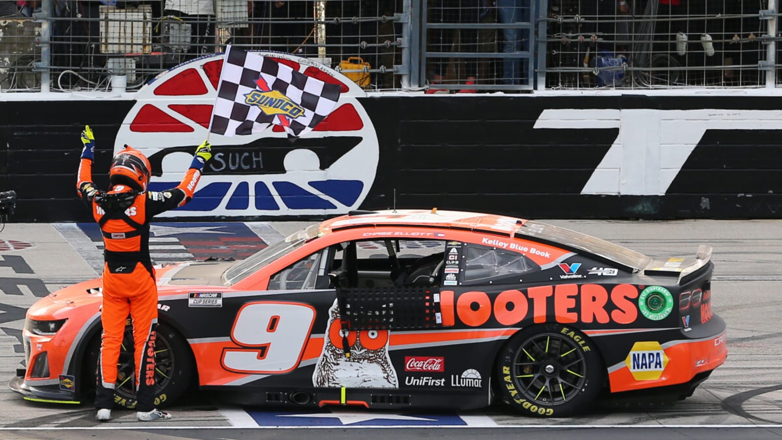 Hooters and Hendrick Motorsports Reach Settlement Over Sponsorship Fallout