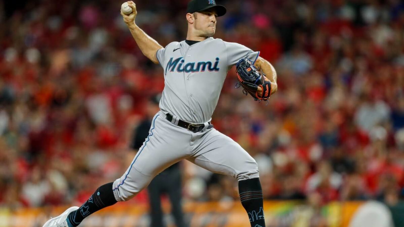 Former Chicago White Sox, Miami Marlins&#39; Closer Signs Deal with World Series Champions