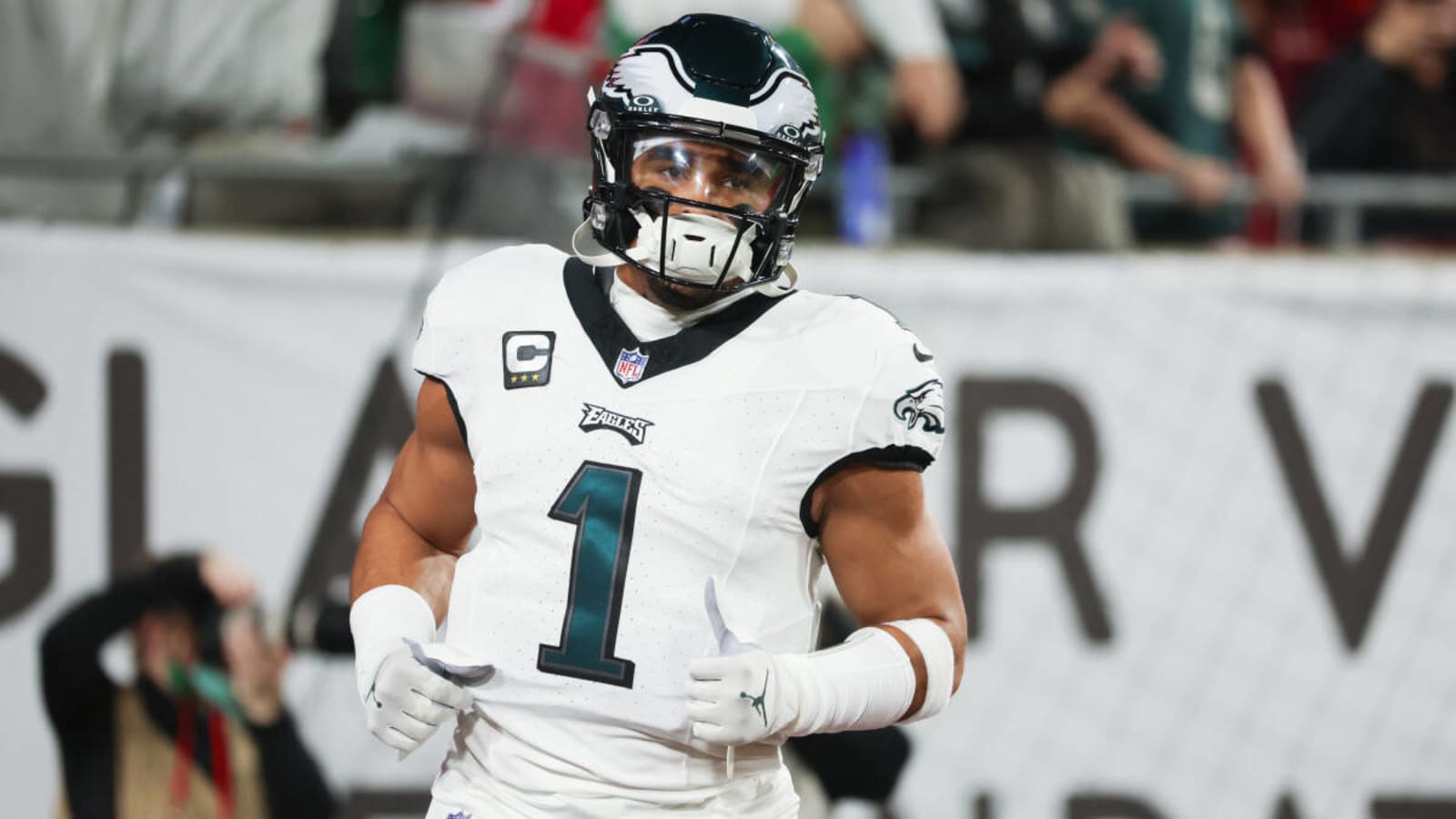 Eagles&#39; Covey Sets Record Straight on Hurts Being ‘Not Approachable’